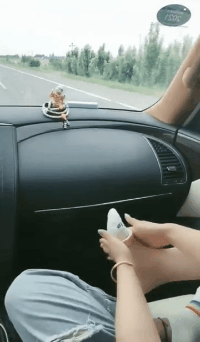 |搞笑GIF:太软了 妹子这腿是假的吧