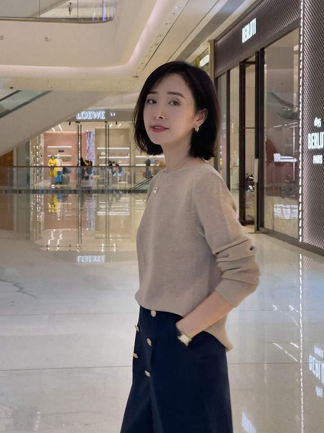 时尚博主|秋冬怎么穿才有气质?红色毛衣+黑色半身裙,知性又优雅