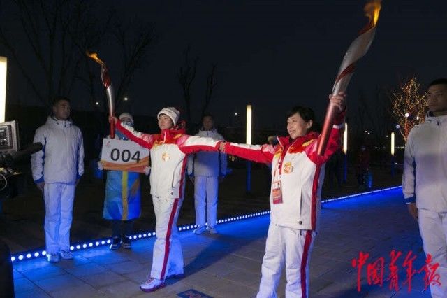 中青网|直击北京冬奥会火炬首钢园传递现场 多名火炬手与市民游客共赴冰雪之约