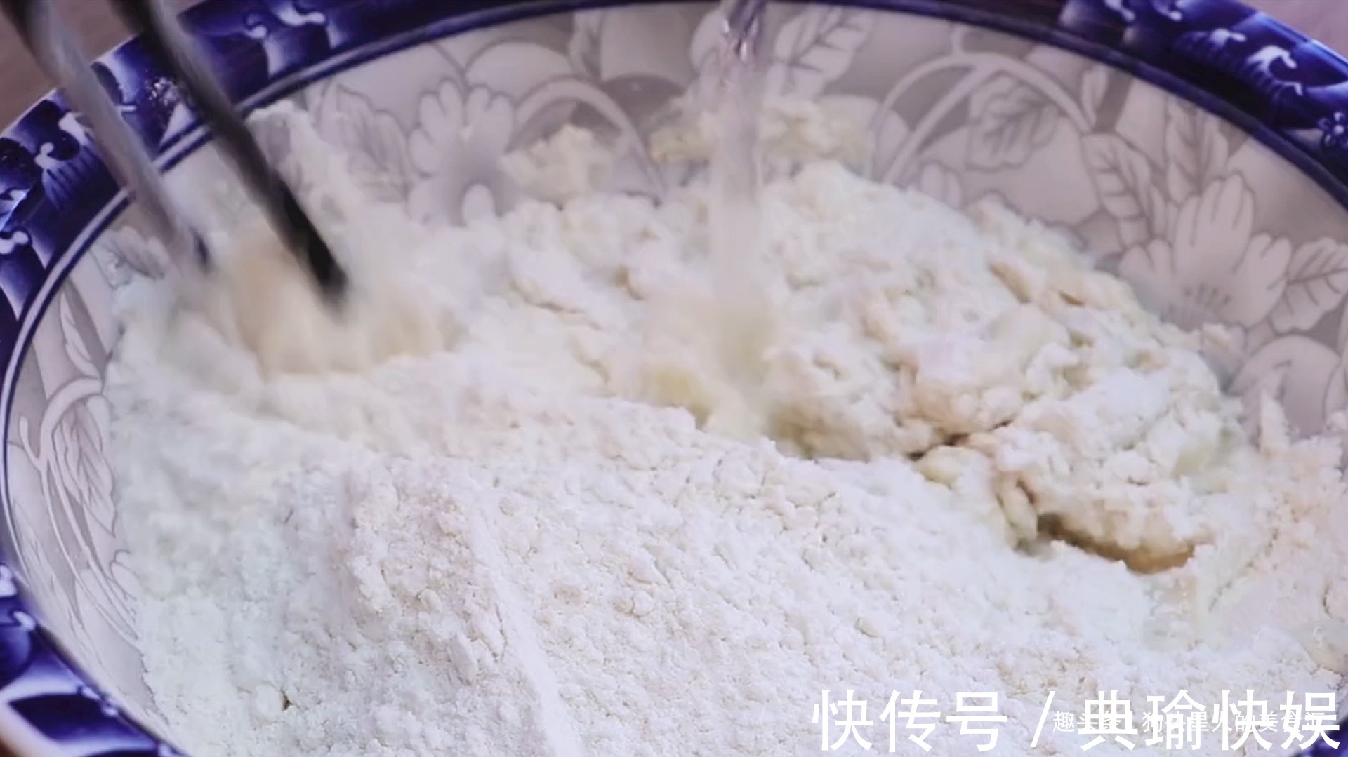 油酥|烙饼时,不要直接烙,多加这两步,饼柔软又起层,3分钟就能出锅