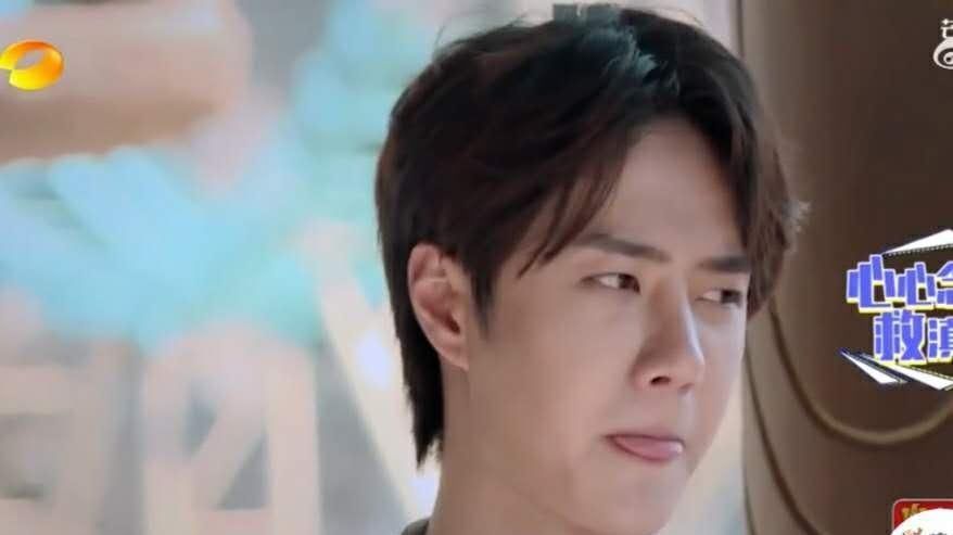 被迫|王一博答错问题被惩罚却享受指压板,现场学孔雀被迫营业