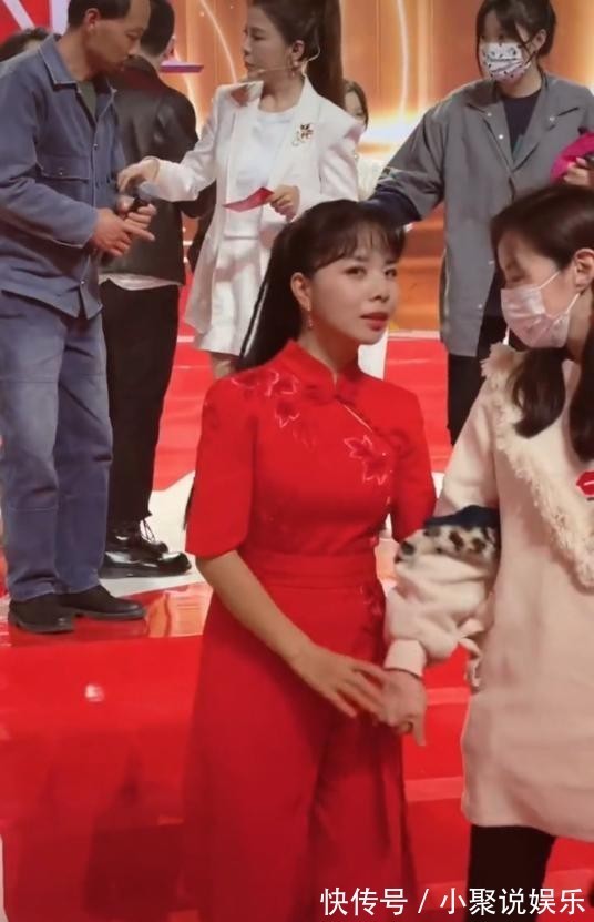 星光大道幕后曝光朱迅被人拉住熱聊,劉大成扶著楊光下臺(tái)很紳士