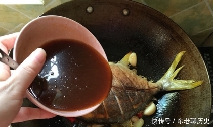 炖鱼时,别只放料酒,多加“2种料”,鱼肉鲜嫩入味,腥味全无