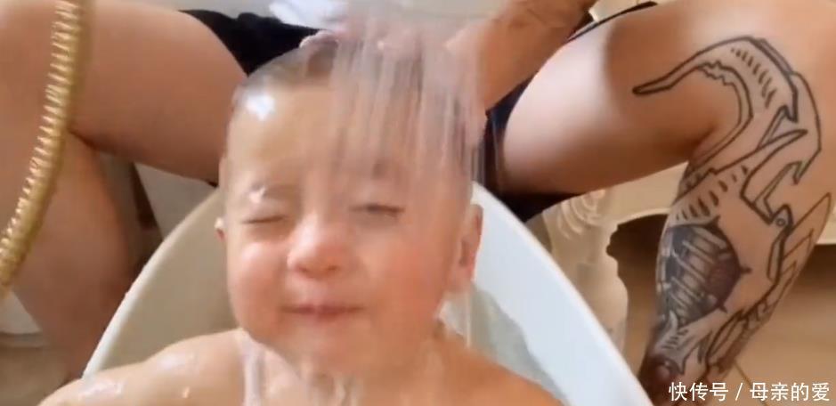 妈妈|妈妈给娃洗头vs爸爸给娃洗头，宝宝表情逗乐网友：人间真实