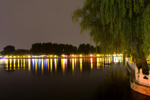 一步一景的历史文化景点，湖泊旁有10座古佛寺，就在北京