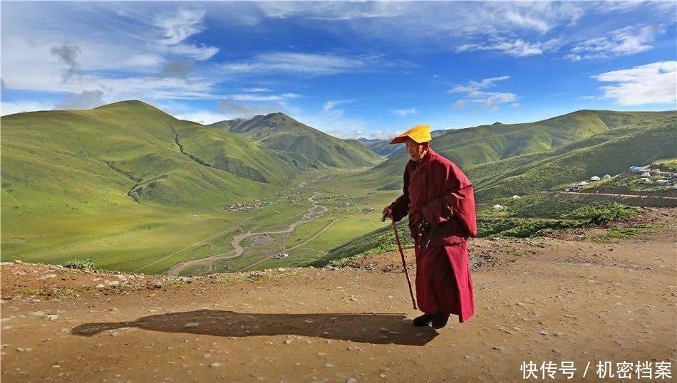 这是一片最为纯净的地方，碧蓝天空与银岭碧草之间有千座红木屋