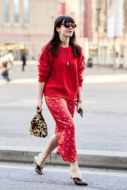 红色配什么颜色好看？配黑色白色或蓝色都不错，洋气明媚又时尚