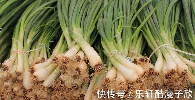 大葱保存，别直接放地上，教你一招，放一个月不空心不干瘪