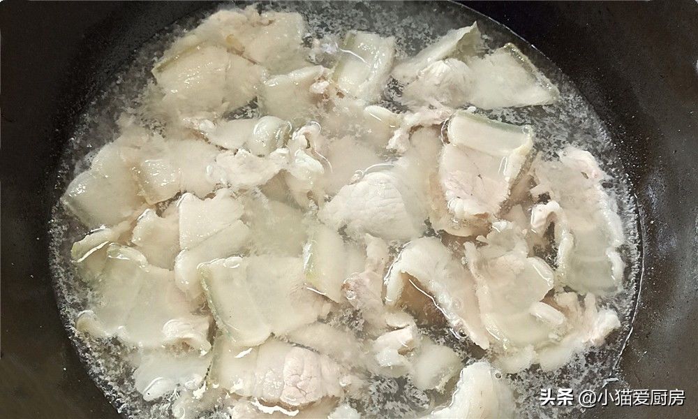 1把酸辣椒加上猪肉简单一炒,味道酸香爽辣,开胃下饭特别好吃