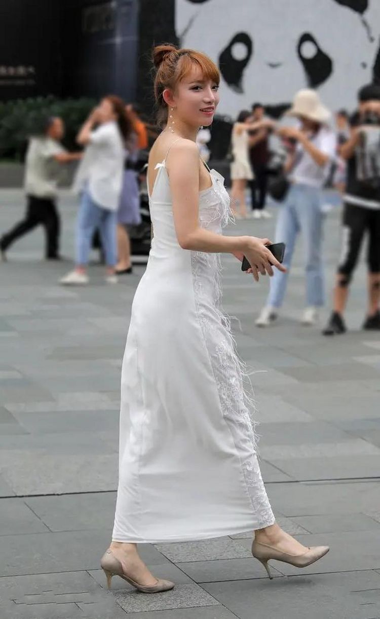 吊带裙|街拍条纹套装女神，搭配气质高跟鞋，在人群中那么显眼