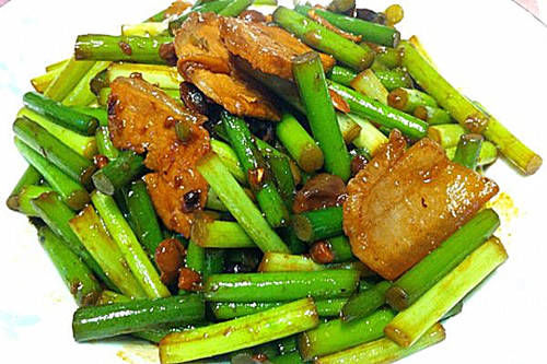 蒜苔炒肉时，蒜苔直接下锅炒大错特错，多加一步，更香又入味