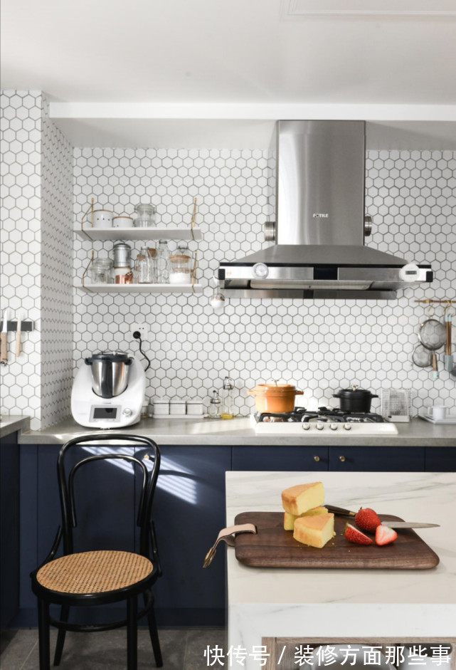 一居室|77平北欧风一居室,光无垠的壁灯和深蓝色墙面简直不要太配