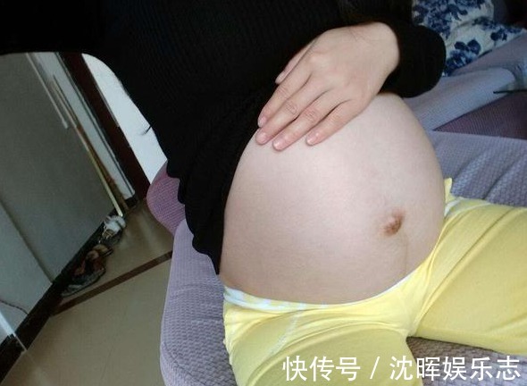 28岁孕妇二胎流产，清宫手术时紧急喊停，医生拿着结果露出笑容