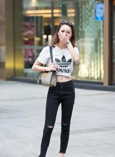 街拍：黑白花色连衣裙秀出小姐姐美好身材，小红眼镜很俏皮