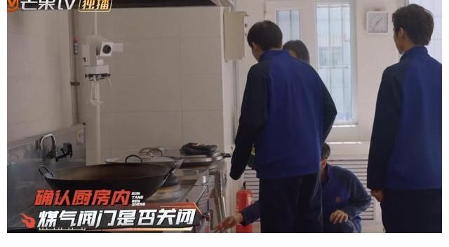 面对着火的煤气罐，陈小春张智霖张晋的反应大不同，细节看出教养