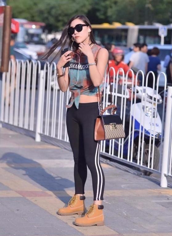 小姐姐|街拍性感紧身打底裤小姐姐,尽显女性曼妙身姿