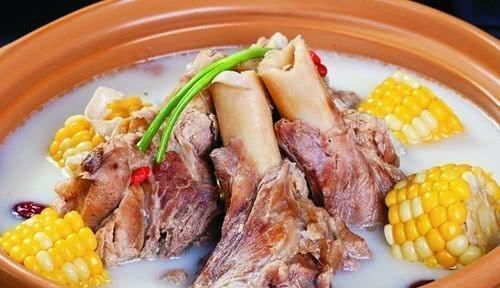 熬骨头汤时，一旦“水”用错了，汤不会浓稠也不会白，还腥味重！