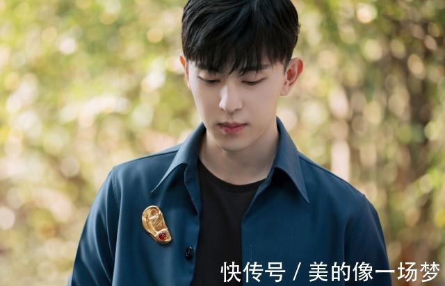 第二季|邓伦新综花絮,一双大长腿优越抢眼,按手印全方位暴露“小胖手”