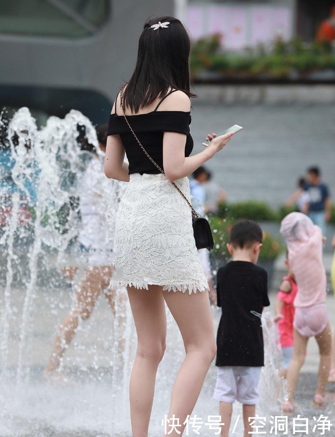 位妈妈|黑色一字肩白色蕾丝紧身裙,极简风格的穿搭,散发庄严稳重气质