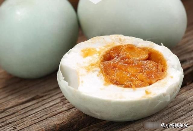 腌咸鸭蛋别泡盐水了！奶奶用了60年的土方法，7天起沙个个冒油