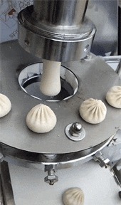 |搞笑GIF: 大姐你听解释 我真的不是故意撞上去的