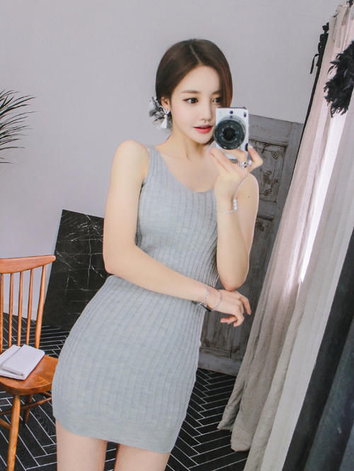 单印花|美女穿搭:小姐姐爱穿优雅洋气的紧身裙,穿出知性女神范!