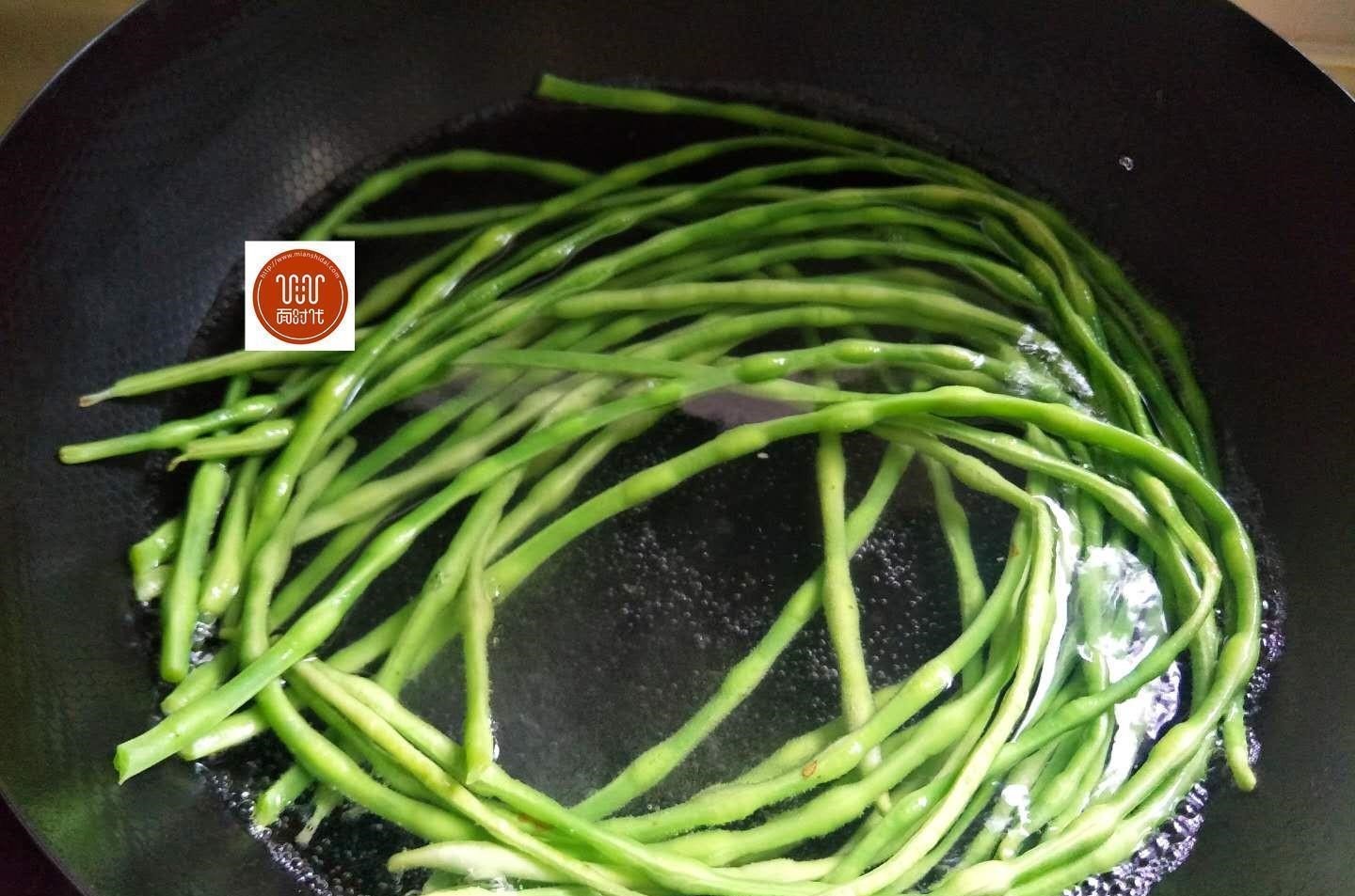 1把豆角，4个鸡蛋，筷子一搅，几分钟解决全家人早餐，柔软劲道