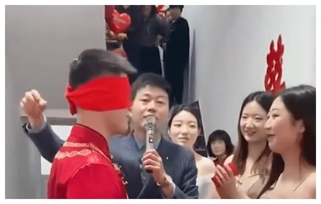 河南|河南:新郎蒙着眼睛通过摸手找新娘,随后他的反应让大家都乐了!