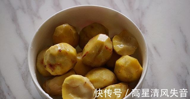 板栗营养丰富，和鸡肉搭配，鲜美又下饭！