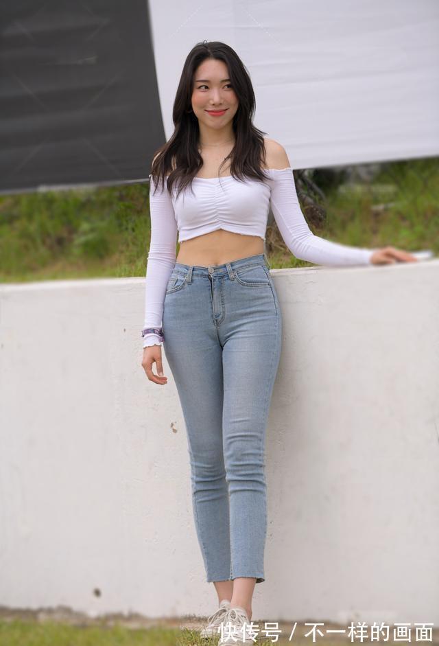 露肩 白色露肩短款长袖搭配浅蓝色高腰打底裤,不会千篇一律。