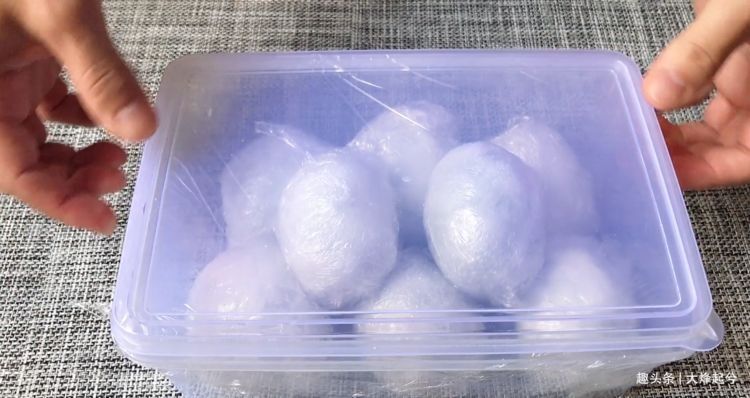 把白酒倒进鸭蛋里，真是厉害了，个个翻沙流油，吃着满嘴留香