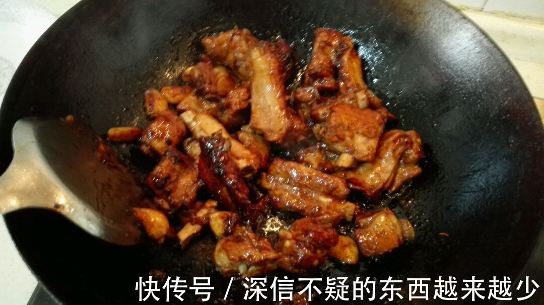 做糖醋排骨,先放醋还是先放糖多数人不注意,难怪口感差还发黑