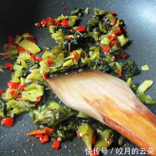 放在案板上|酸菜烧鸭血,酸爽过瘾,十分下饭