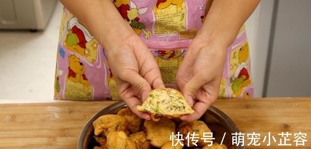小董|面粉别只炸油条了,教你懒人做法,比油条简单,出锅连吃10个