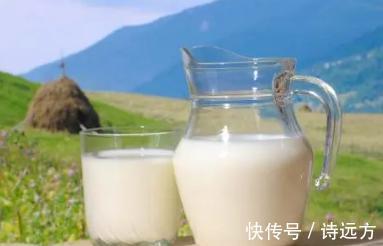 骨头|常喝牛奶查出骨质疏松？医生提醒：想要骨头好，2种食物劝你少吃