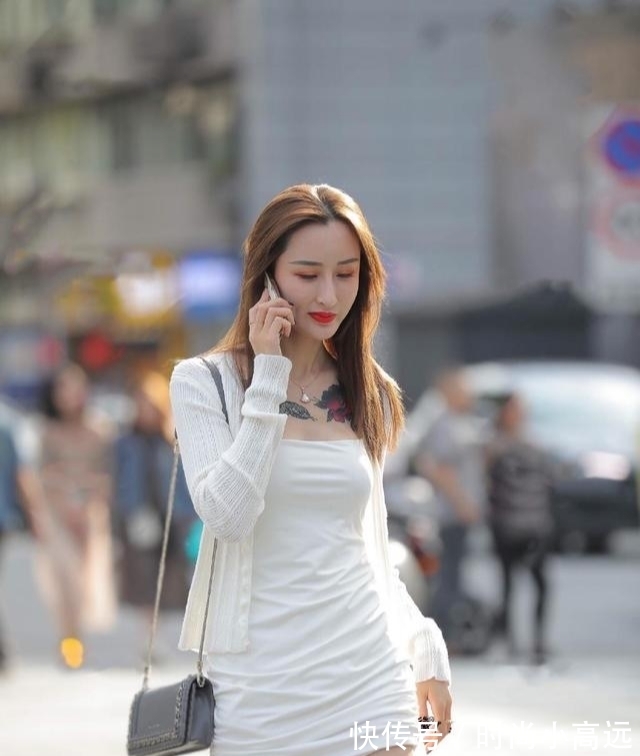 白色 美女一身白色搭配,很清纯的感觉,很有自己的风范