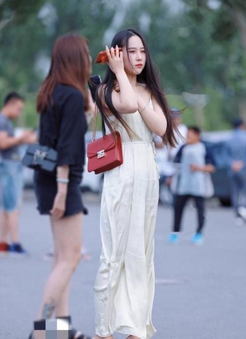 苗条|姑娘苗条的令人羡慕,穿长裙也能魅力四射