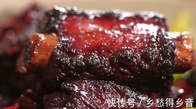 青红菜椒|排骨这样做真美味，搭配萝卜干焖着吃，鲜嫩又营养，家人都爱吃！