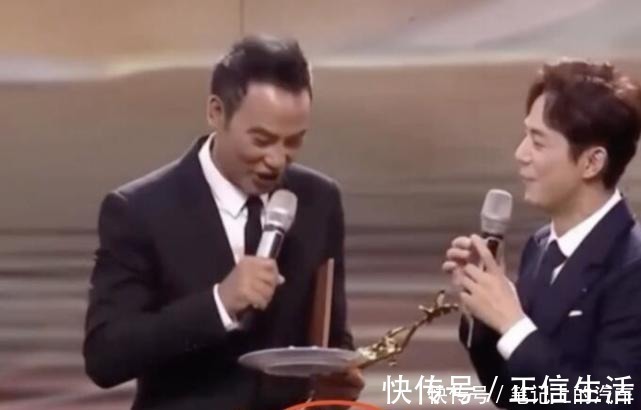 何炅金鹰奖再现高情商圆场，任达华打翻点心，何老师的反应和修养令人叫绝