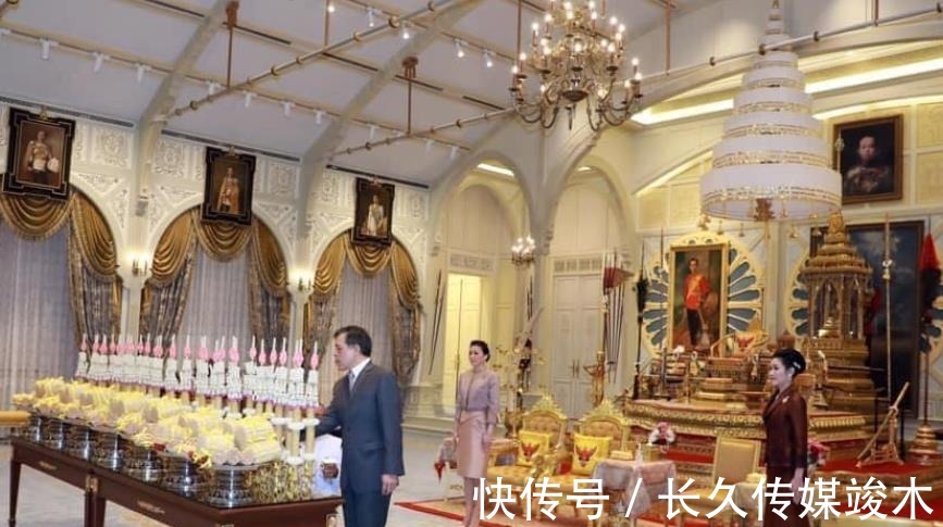 蕾丝|诗妮娜新造型好美，头上佩戴纯白色发箍，深情注视69岁泰王