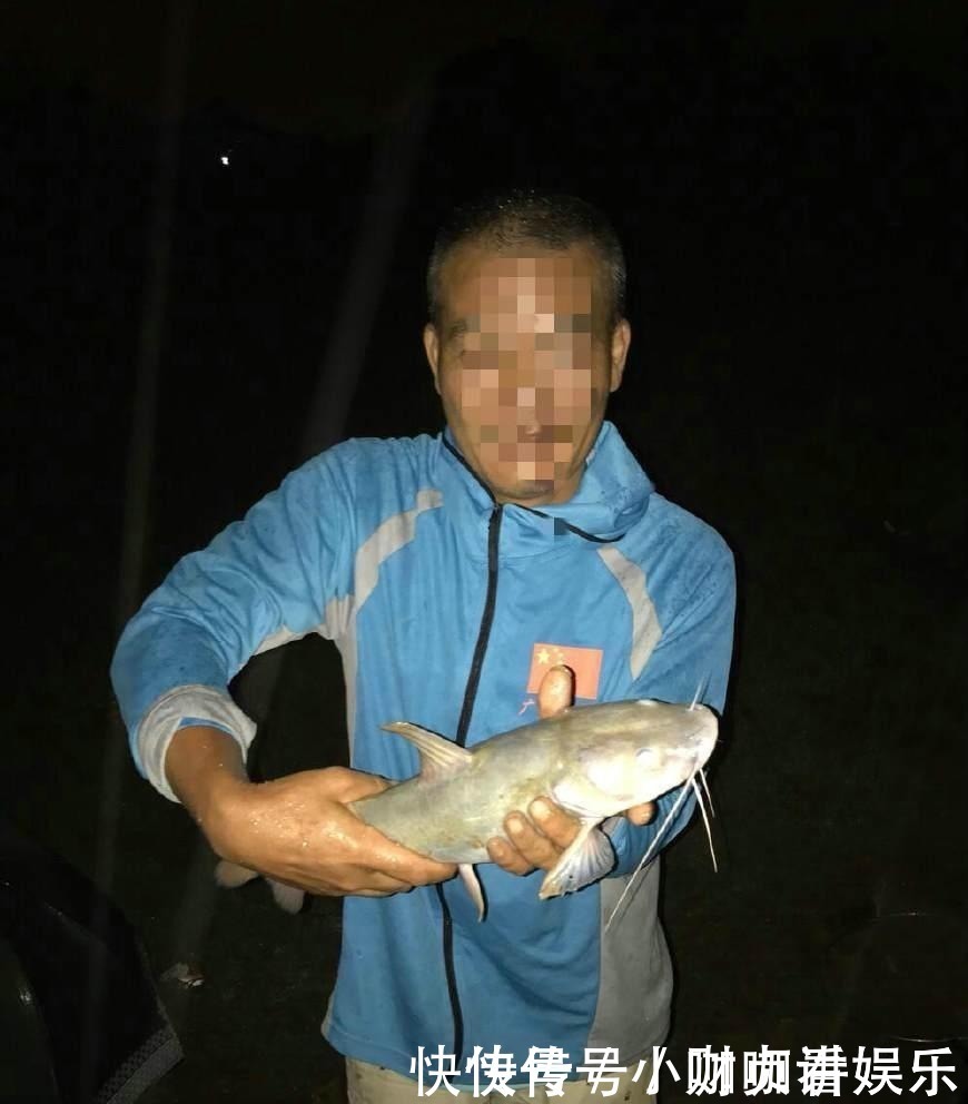 夜钓长江,钓起一条三斤多怪鱼,有老渔民认识
