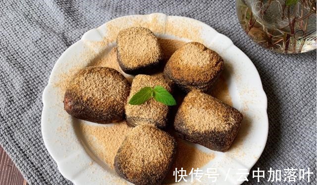 年糕|自制黑芝麻核桃芝士年糕，能拉丝又清甜，关键是一点也不腻！