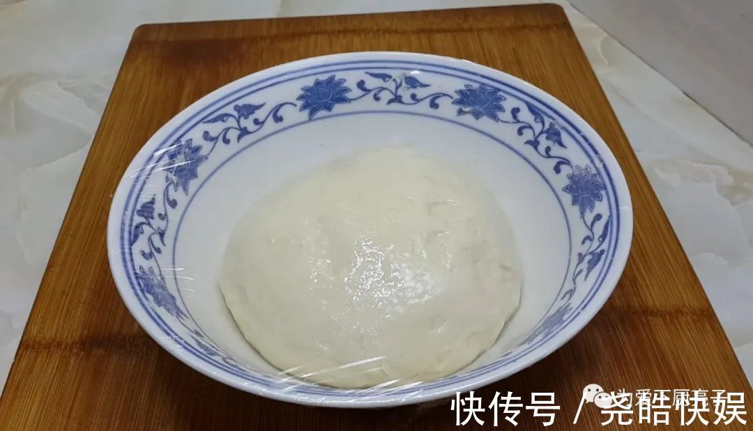 1袋牛奶,4勺面粉,不用一滴水,个个金黄酥脆,出锅孩子都抢着吃