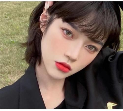 短发比长发更容易彰显自己的风格，清爽利落，简约又不失高级