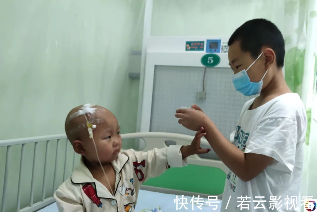 毛永琪|病房里，10岁哥哥暑假帮妈妈照顾患病的妹妹，看了让人心疼