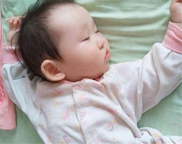 爸妈|宝宝因“睡姿”意外走红,睡着也有称霸舞林的气势,网友笑声一片