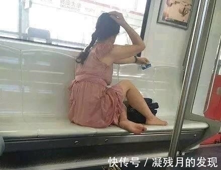 |搞笑GIF趣图:妹子,没想到吧?洗个手还能碰到惊喜!