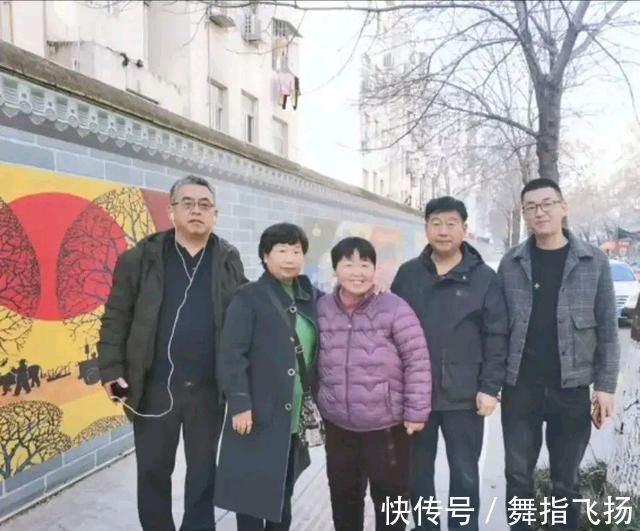 孟郊#杜新枝风风火火闯九江,回河南受粉丝隆重欢迎:送花送温暖送怀抱