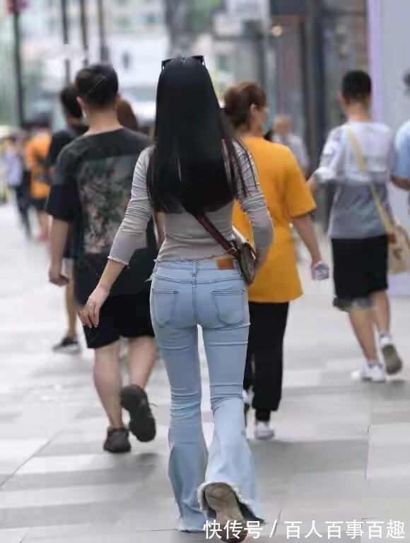 喇叭口 喇叭牛仔裤简洁大气,修身显瘦,女孩子都喜欢!