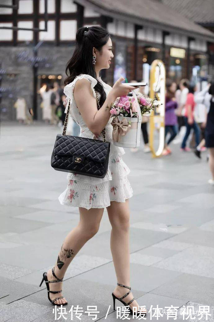 小个子的女生可以搭配一双粗跟的高跟鞋,很时尚且很减龄